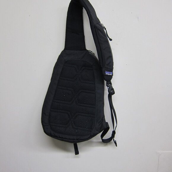 Patagonia 8L Atom Sling Bag Black/Silver with Adjustable Strap - Picture 5 of 9